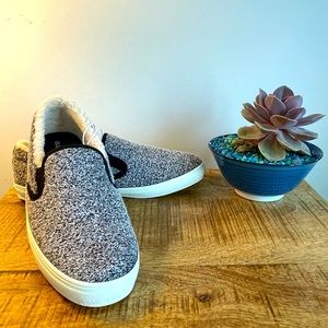 Old Navy Women’s size 8 NWT fleece lined black and white speckled loafers.